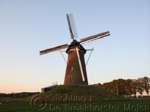 De Bronkhorster Molen staat in de rouw ter nagedachtenis aan molenaar Knud Jensen